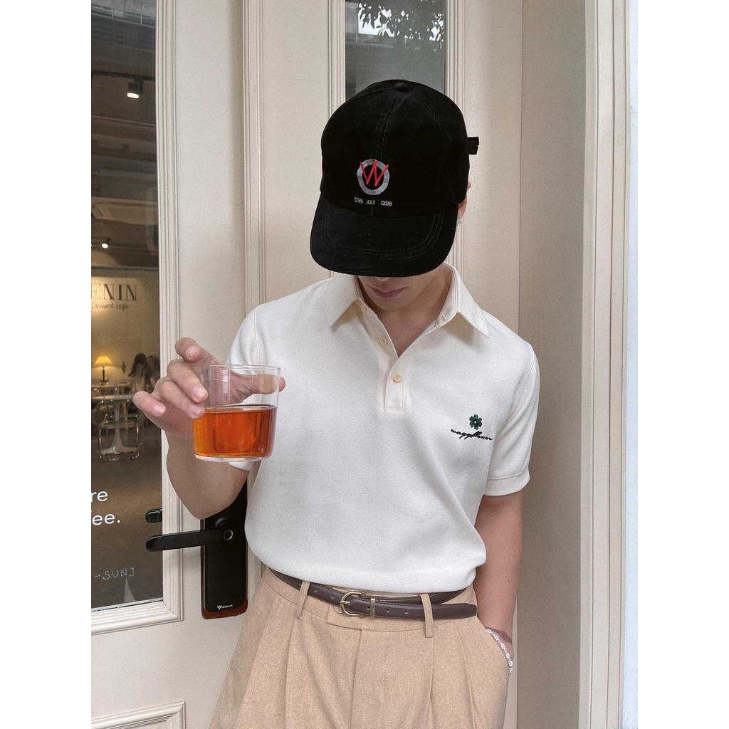 Áo polo thêu hoa và quần âu be