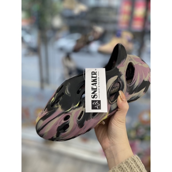 Sục hè Foam Runner carbon màu mới