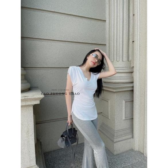 Set áo thun trắng tay con cổ V kèm quần thun xám ôm ống loe