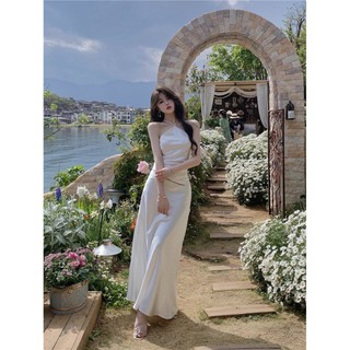 Đầm maxi trắng satin hở lưng cực sang