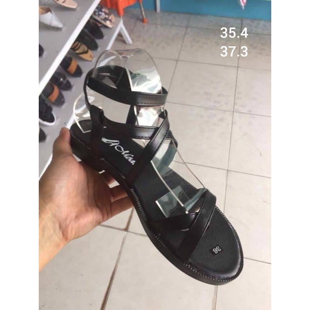 Sandal đế bằng quai chéo màu đen