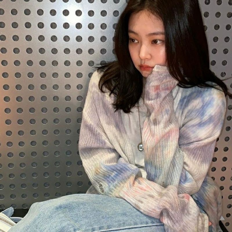 Áo cardigan tie dye tím Amiri giống Jennie BLACKPINK và Suga BTS