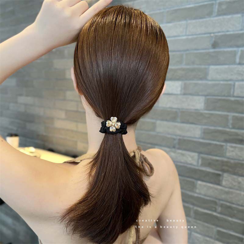 Buộc tóc đá xinh