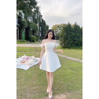 Đầm trắng trễ vai ngực viền hoa