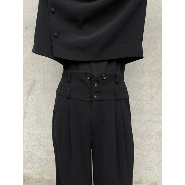 Bộ đồ Martell gồm crop blazer và trousers