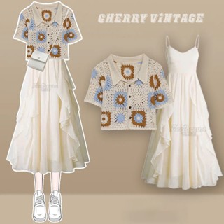 Set áo len croptop hoa cúc cổ bẻ, áo len móc hoạt tiết thổ cẩm hàng quảng châu, phối cùng váy hai dây đi biển bồng bềnh