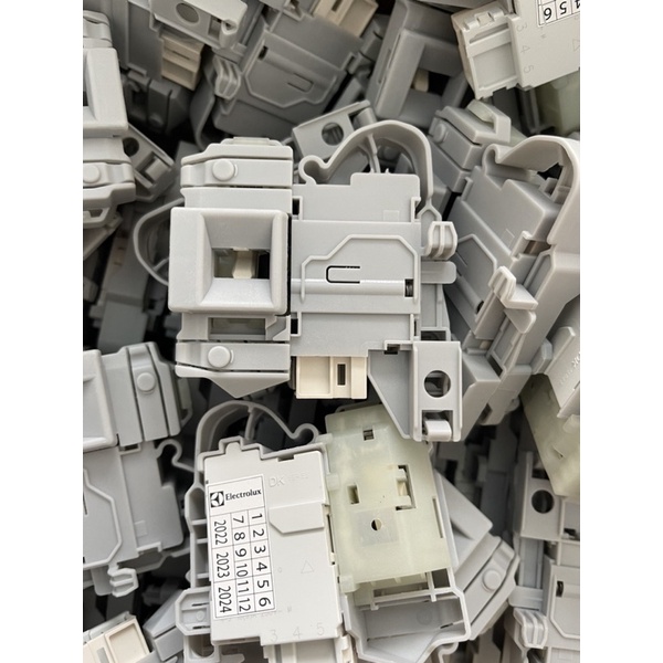 Khoá cửa máy giặt electrolux Công tắc cửa máy giặt electrolux EWF 10843 10844 10744 12843 12844