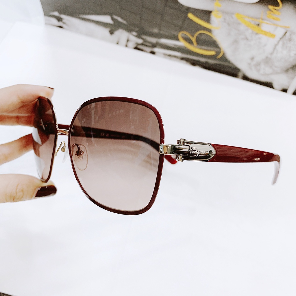 Kính mát nữ chính hãng Salvatore Ferragamo SF150S 728 đỏ đô lên mặt tiểu thư lại chanh xả vô cùng. Form vuông dễ đeo