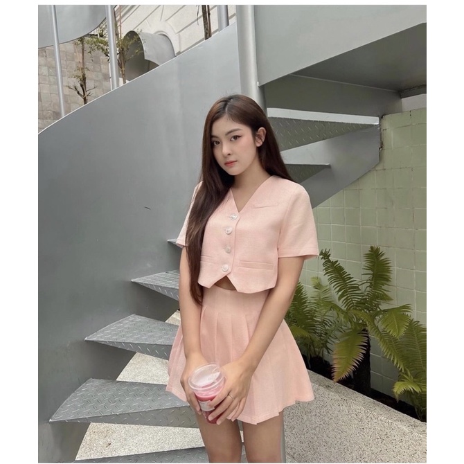 Set Áo Croptop Cúc Đồng Phối Chân Váy Xếp Ly Chất Tafta Ánh Nhũ