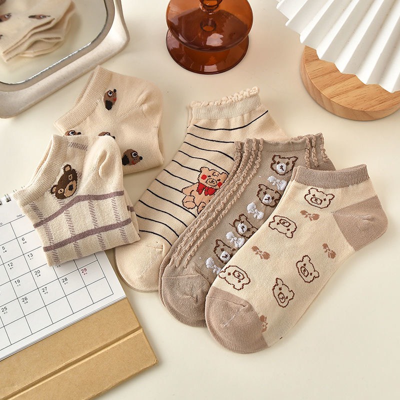 Tất nữ cổ ngắn, phong cách vintage, màu sắc nâu nhã nhặn, họa tiết gấu, chất liệu thoáng mát, thấm mồ hôi