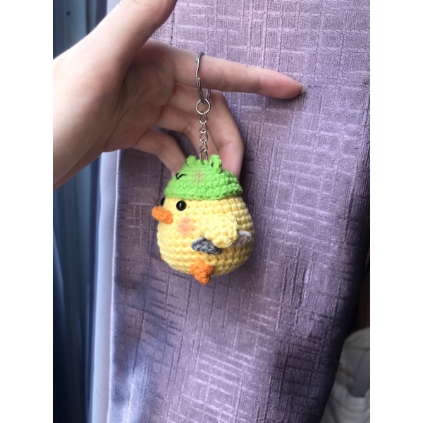 Móc khoá con gà cầm dao, đội mũ ếch dễ thương 🥰