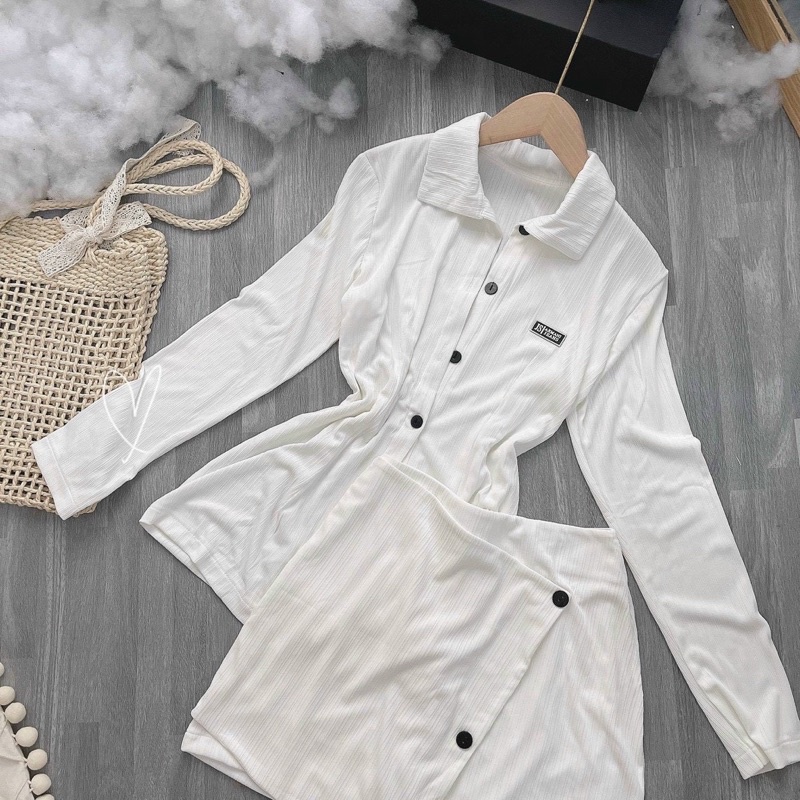 SET ÁO TRẮNG NÚT ĐEN TAY DÀI LOGO + CHÂN VÁY