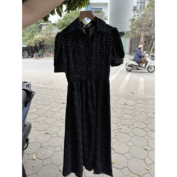 Vay đen chấm bi cổ bẻ dáng xòe dài