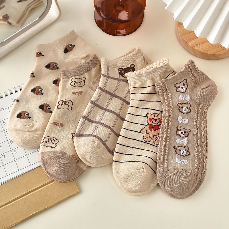 Tất nữ cổ ngắn, phong cách vintage, màu sắc nâu nhã nhặn, họa tiết gấu, chất liệu thoáng mát, thấm mồ hôi