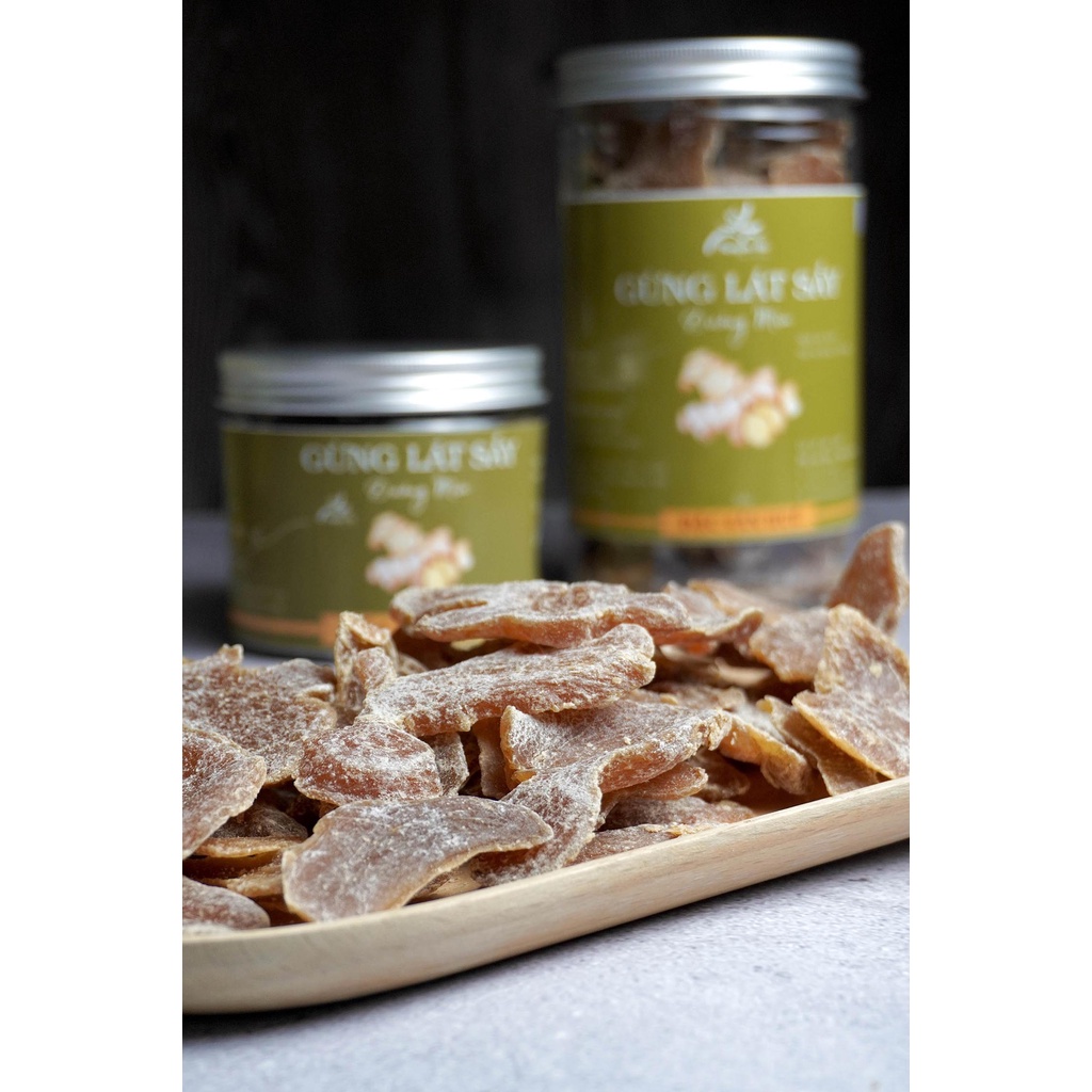 Gừng lát sấy đường mía hủ 500g, giúp giải cảm, giảm ho và ấm người.