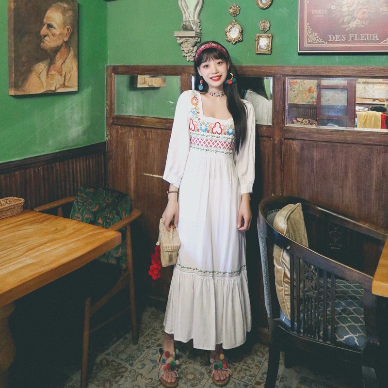 Váy Cổ Vuông Thêu Vintage