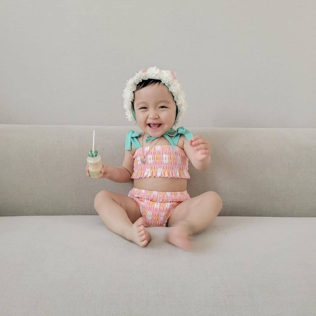 Bộ quần áo tắm một mảnh và hai mảnh cho bé gái