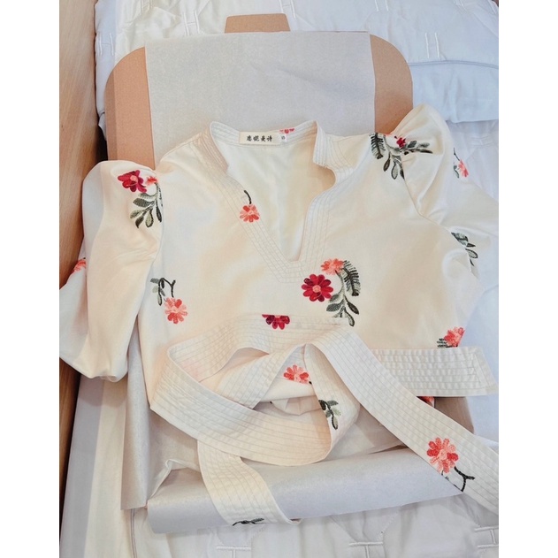 Đầm Thêu Hoa Thắt Eo Cổ V Siêu Xinh Mã AL20