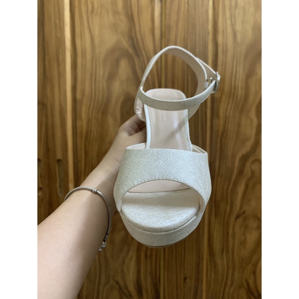 Giày Hạnh Dung màu kem, size 35, cao 11cm