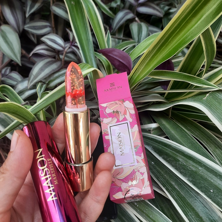 Son thạch cánh hoa vàng lá dưỡng ẩm môi có màu hồng nhạt của Maison thân son có gương