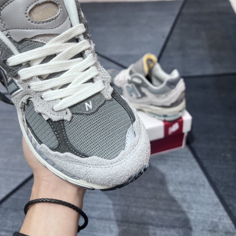 GIÀY NEWBLANCE 2002r XÁM DA LỘN GÓT VÀNG LAI AU