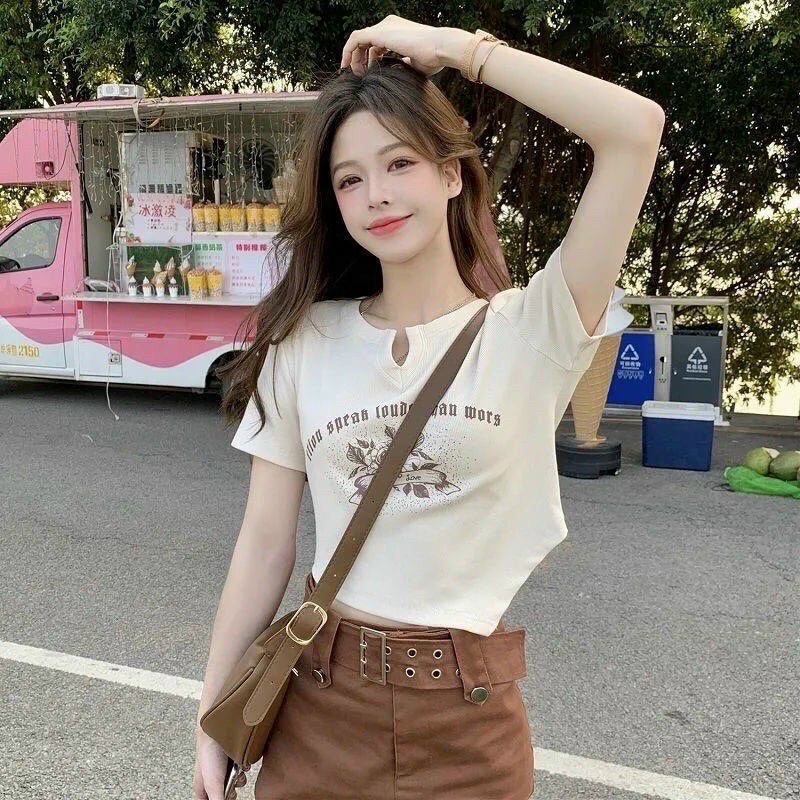 Áo Thun Croptop Dáng Ngắn Hoạ Tiết Hoa Hồng