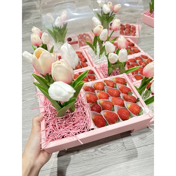 Set quà Hoa và Dâu nhật thơm ngọt