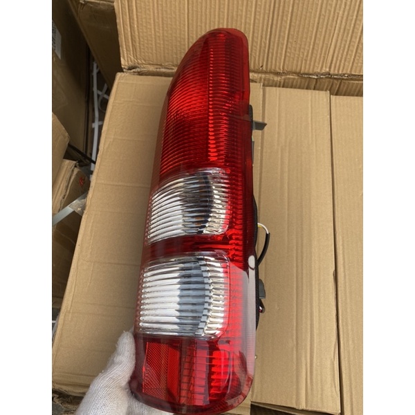 Đèn hậu đèn phanh cho xe ô tô Hiace đời 2005