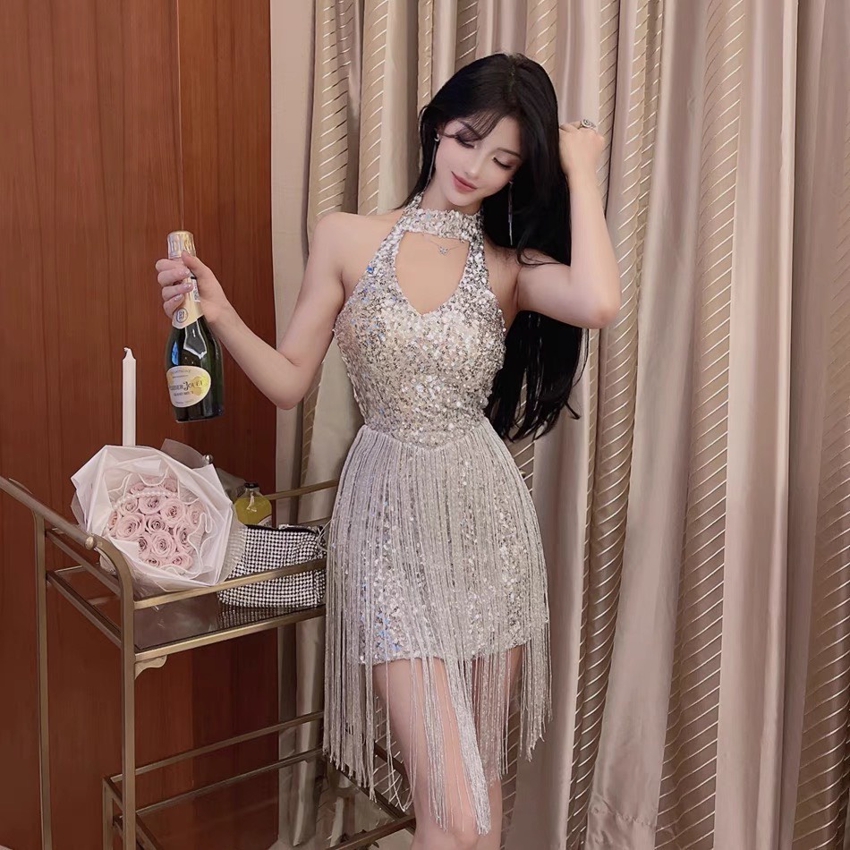 Đầm kim sa . Có 1 màu. KÈm hình chụp thật 100%. Size dưới 54kg vừa. ĐƠn giản mà đẹp . Mua nhanh kẻo hết
