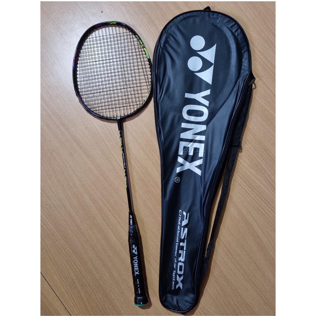 01 chiếc vợt cầu lông Yonex đơn phù hợp cho các bạn học sinh, sinh viên