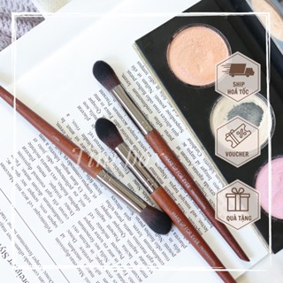 Cọ phủ phấn vùng mắt và khoé mũi, đánh highlight form nhỏ Makeup Forever 140