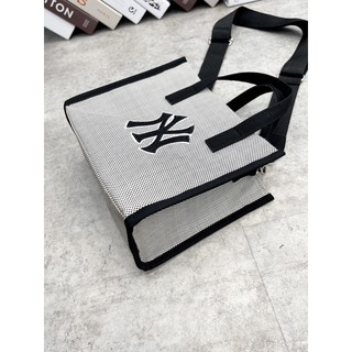 TÚI TOTE ĐEO CHÉO MONOGRAM YANKEE