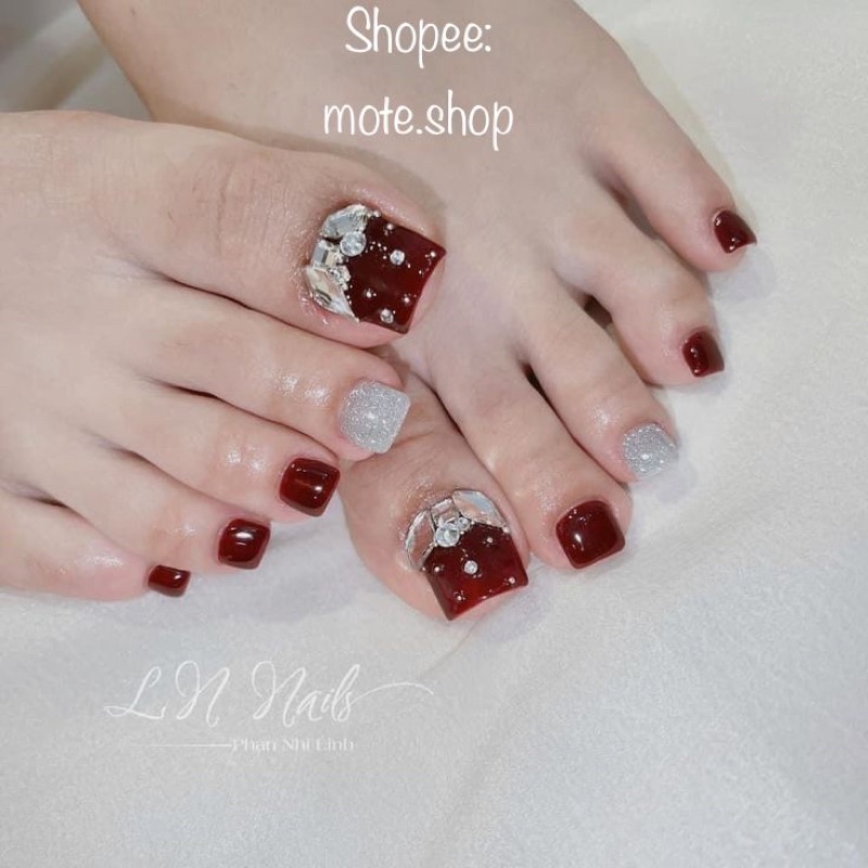 Nailbox-Móng chân úp nails đỏ đô phối đá thiết kế