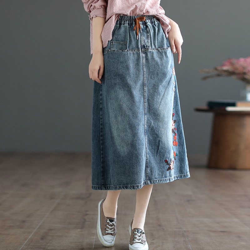 Chân váy denim KAMAKA lưng thun thêu những bông hoa một túi sau - NU8292