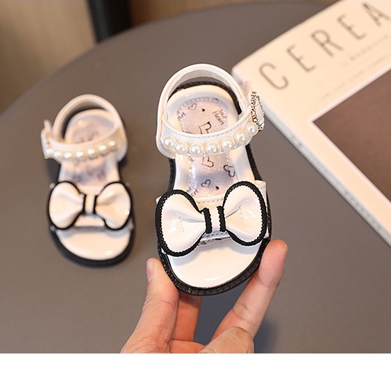 Dép Sandal Tập Đi Cho Bé Gái Chất Da Bóng Mềm Đính Nơ Ngọc Dễ Thương Cho Bé từ 1-5 tuổi