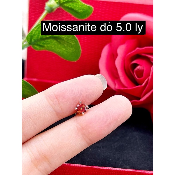 Khuyên tai nụ Đá Moissanite đỏ 100 giác 5.0li kèm giấy kiểm định