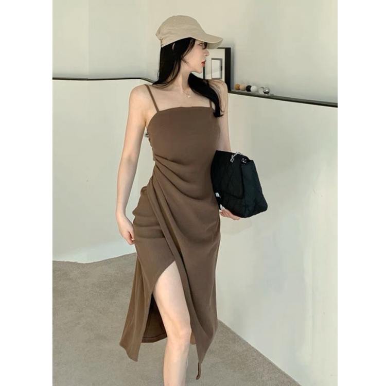 Set áo len polo croptop, áo len đan móc hoạt tiết thổ cẩm hàng Quảng Châu, phối cùng váy hai dây xẻ lệch một bên.