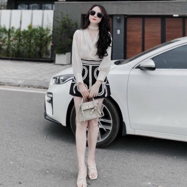 set áo sơ mi voan tơ trắng cổ tim kèm chân váy đen viền hoa