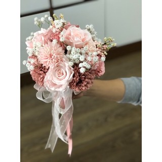 Hoa cưới cầm tay cô dâu bằng lụa