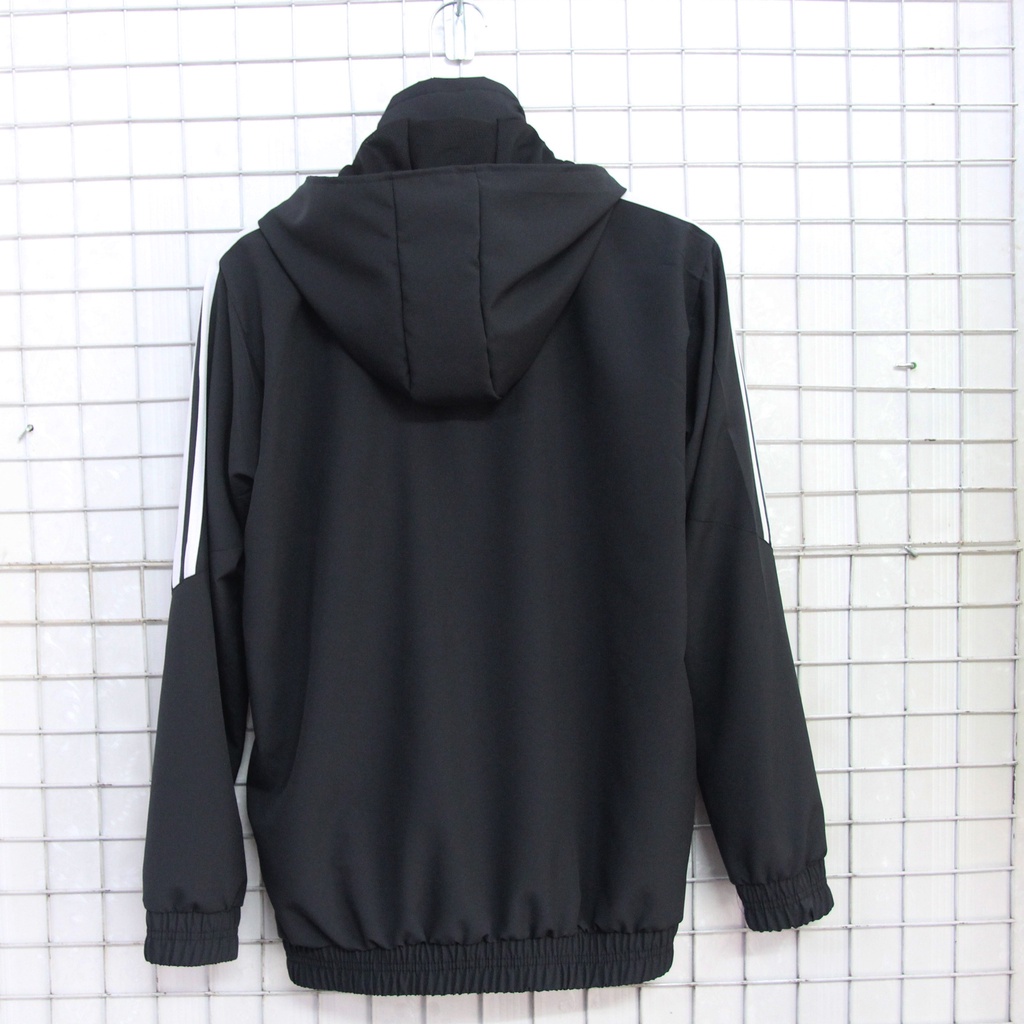 Áo Khoác Real Madrid Đen Trắng Emirates 2022-2023