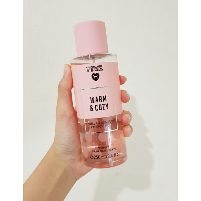 ✨ Xịt thơm Body Mist 𝐕𝐢𝐜𝐭𝐨𝐫𝐢𝐚'𝐬 𝐒𝐞𝐜𝐫𝐞𝐭 𝐖𝐚𝐫𝐦 𝐀𝐧𝐝 𝐂𝐨𝐳𝐲