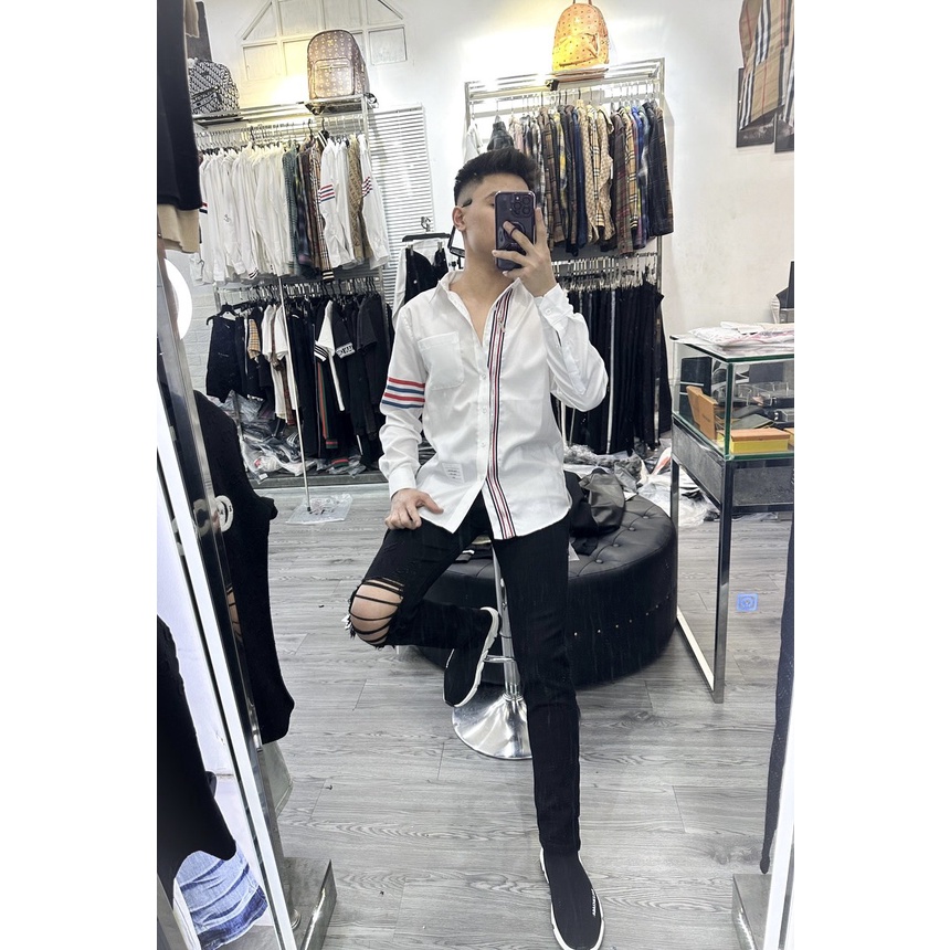 Áo sơ mi trắng nam nữ dài tay Thom Browne tay in 4 sọc xanh đỏ phối vạch khoá bạc dọc khuy vải gai đẹp SM37P | BigBuy360 - bigbuy360.vn