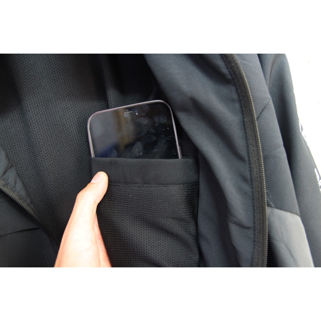 Áo Khoác Real Madrid Đen Trắng Emirates 2022-2023