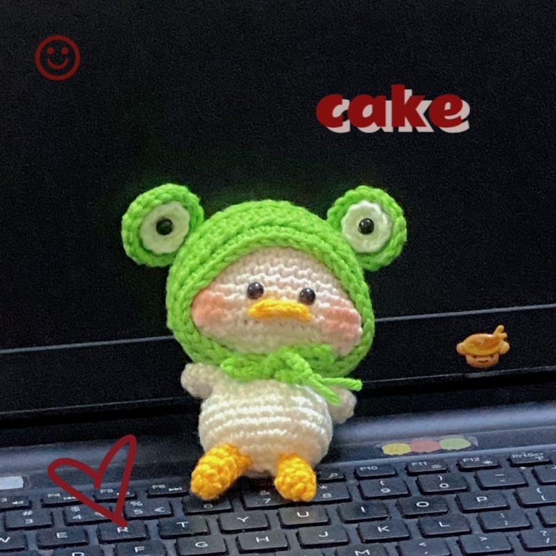 Móc khoá vịt con má bánh đội nón/ mũ ếch cột dây nơ bằng len nhồi bông dễ thương a