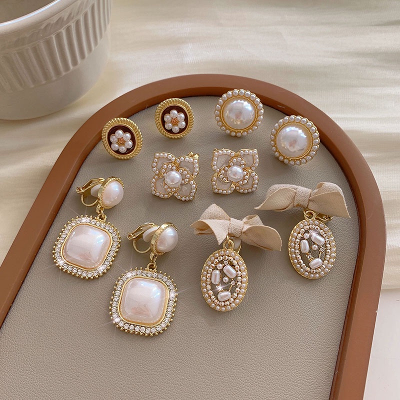 Khuyên Kẹp Vành Tai Hình Hoa Đính Ngọc Trai Đen Phong Cách Vintage Thời Trang Cho Nữ