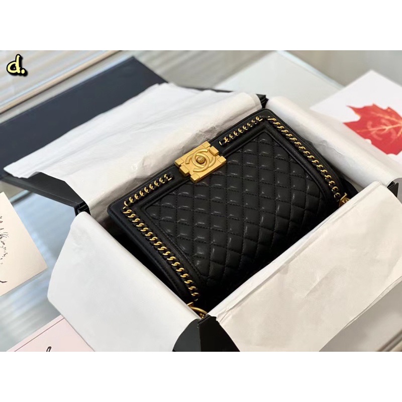 Túi Boy chất da mịn viền xích