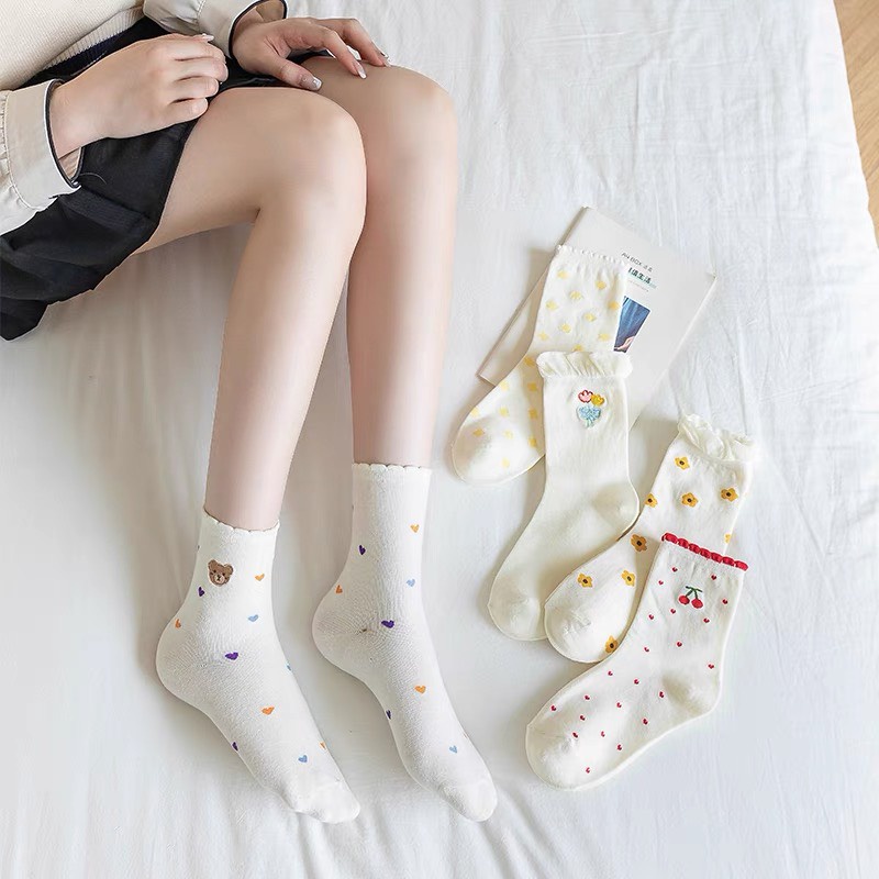 Tất nữ cao cổ, màu trắng, họa tiết hoa nhí đáng yêu, phong cách hàn quốc, chất liệu thoáng mát, thấm mồ hôi