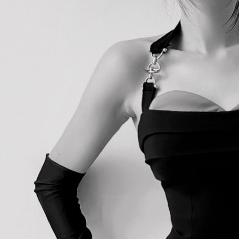 IVY Dress - Đầm dáng yếm đính khoá cổ cao cấp, nhấn nếp ngực nữ tính sang trọng