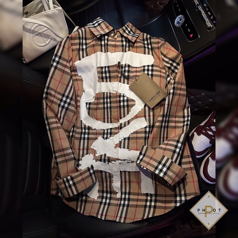 Áo sơ mi kẻ phối chữ