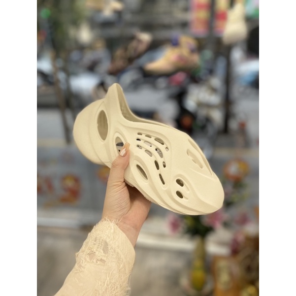 Sục hè Foam Runner carbon màu mới